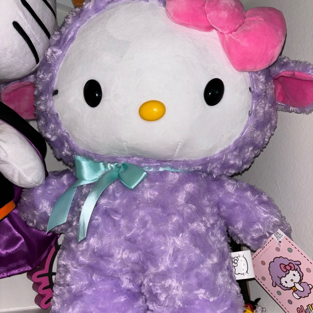 Hello Kitty Purple lamb greeter